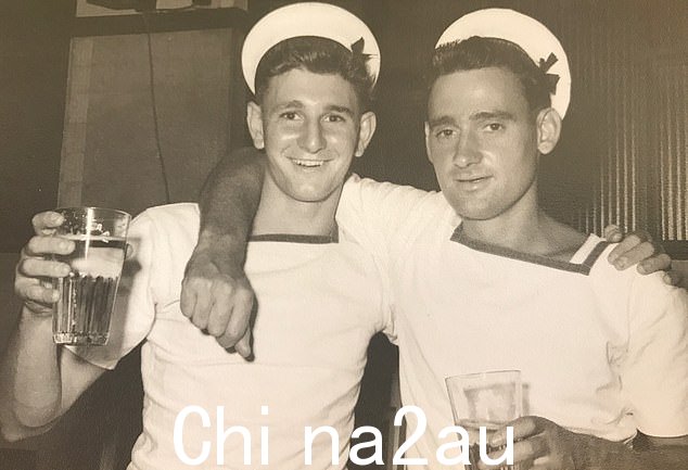 霍伍德的父亲(右),20 岁时在澳大利亚皇家海军服役早期