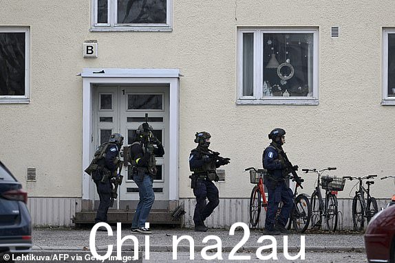 芬兰警方调查现场2024 年 4 月 2 日，芬兰首都赫尔辛基郊外万塔的 Viertola 综合小学发生枪击事件，一名儿童开枪，造成另外三名儿童受伤。警方表示，袭击者已被拘留，“所有参与枪击事件的人都是未成年人”。 （Markku Ulander / Lehtikuva / 法新社拍摄）/芬兰出局（MARKKU ULANDER/Lehtikuva/法新社通过 Getty Images 拍摄）