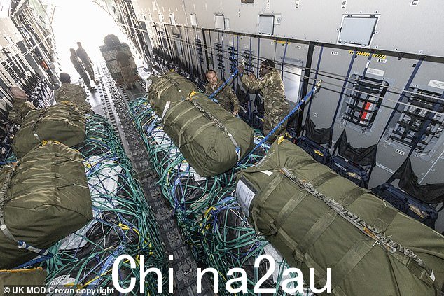 英国军队于 2024 年 4 月 1 日向加沙平民空投更多食品,作为解决巴勒斯坦人民困境行动的一部分