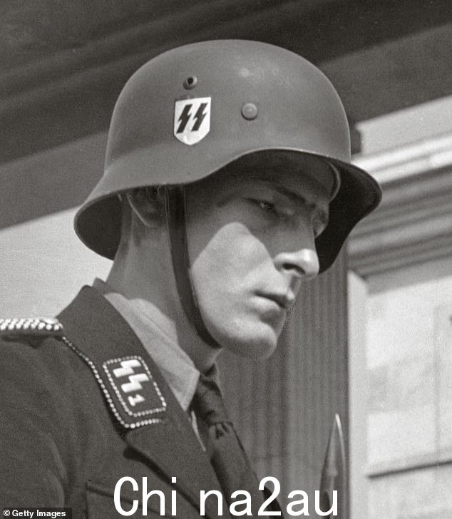 大约 1935 年,一名德国士兵的衣服上看到了党卫军标志(文件图片)