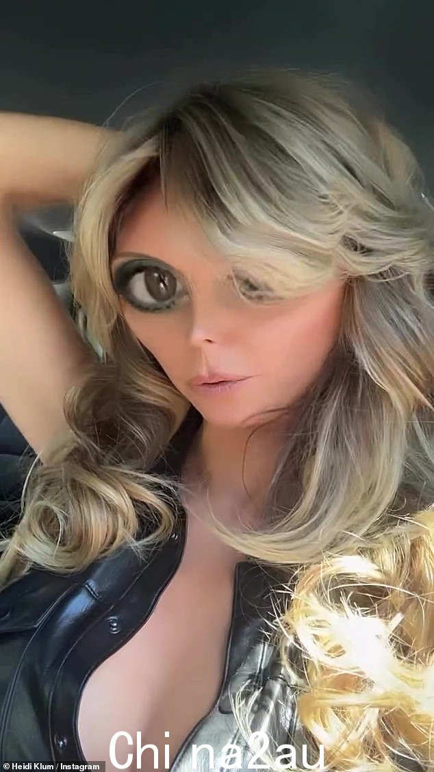 她还在 Instagram 快拍中分享了当天的一些片段,其中一个是她在与碧昂斯翻唱多莉·帕顿 (Dolly Parton) 的《乔琳》(Jolene) 时对口型同步时戴着夸张的脸部滤镜的片段