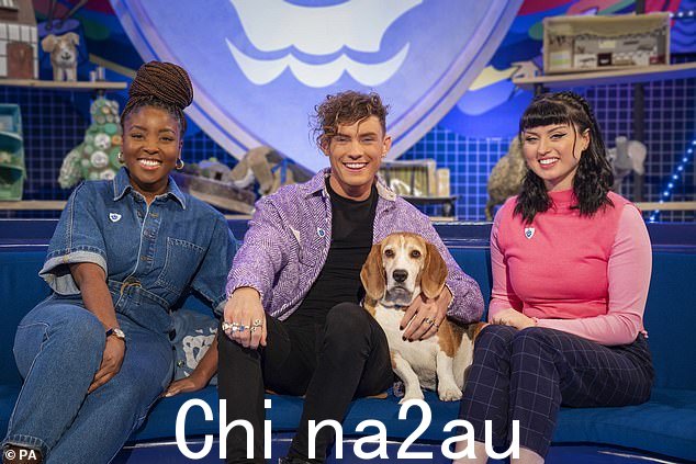 热门儿童电视节目《Blue Peter》即将进行重大改组,可能会导致该节目被削减并更换主持人(图为艾比·库克(右)、姆瓦卡·穆登达(左)和乔尔) Mawhinney (center)