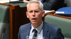 三名工党参议员脱离队伍后，阿尔巴尼斯被指控强行通过议会驱逐驱逐法案，以避免“派系斗争”