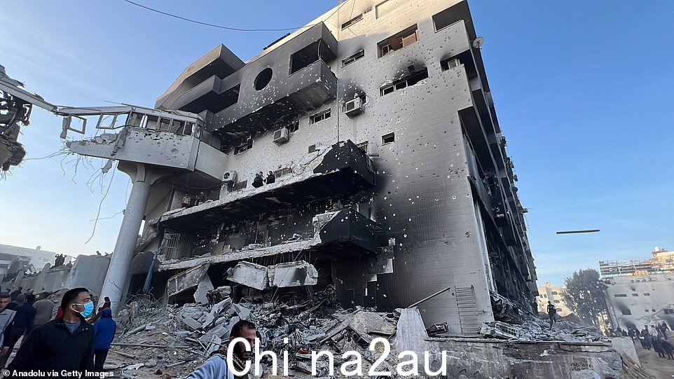 埃尔德先生将其描述为一场“巨大的悲剧”,他说该事件“凸显了加沙每个人继续忍受的可怕状况,但这只是毫无意义的生命损失”。他补充说:“这是人们记忆中行动最危险的地方之一,加沙正在打破太多惨淡的记录——儿童被杀的人数、面临灾难性饥饿的人数、创纪录的流离失所、人们记忆中对房屋最严重的破坏以及自成立以来,联合国同事被杀人数最多。”周一抵达的援助船载有约 400 吨食品和物资,由阿拉伯联合酋长国和世界中央厨房(由名厨何塞·安德烈斯创立的慈善机构)组织。上个月,一艘船在试运行中运送了 200 吨援助物资。以色列军方参与了两次交付的协调。美国宣称这条海上路线是向加沙北部提供急需援助的新途径,那里有数百名巴勒斯坦人面临迫在眉睫的饥荒,以色列军队基本上切断了与该地区其他地区的联系。” class=