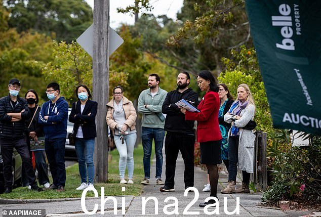 张女士建议降息正在进行中,这将为房地产投资者提供更宽松的条件(图为墨尔本拍卖)