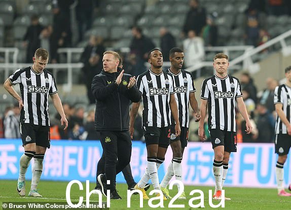 强制信用:摄影:Bruce White/Colorsport/Shutterstock (14414863bd) 足球 - 2023 / 2024 英超联赛 - 纽卡斯尔联 vs 埃弗顿 - 圣詹姆斯公园 - 2024 年 4 月 2 日星期二 纽卡斯尔联球员全场观看 图片来源:COLORSPORT / Bruce White 纽卡斯尔联 v 埃弗顿、英超、足球、圣詹姆斯公园、英国纽卡斯尔 - 2024 年 4 月 2 日
