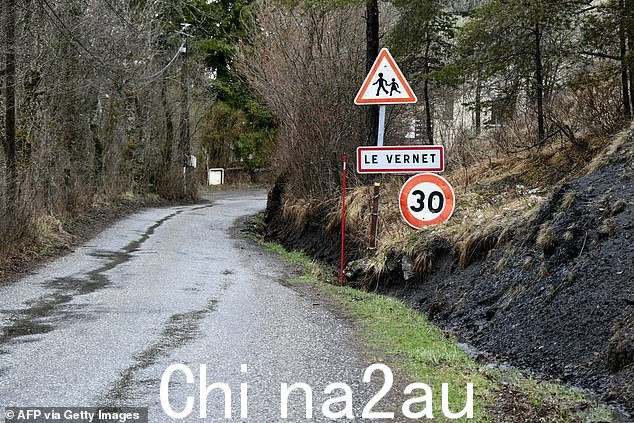 法国南阿尔卑斯山 Le Vernet 村庄的入口,靠近埃米尔失踪的地方