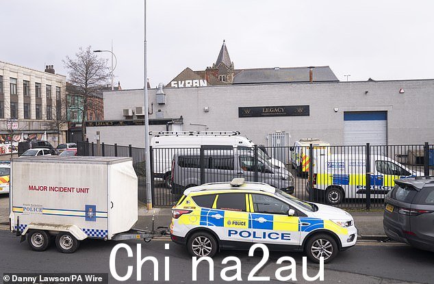 一名警察带着重大事件单位停在赫尔赫塞尔路传统独立殡仪馆分部外