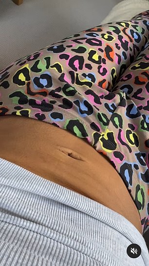 这位 31 岁的《爱情岛》前明星在 Instagram 上分享了一段视频,展示了她“有弹性”的皮肤。她在帖子中写道:“我躺在沙发上,看着自己的肚子,想到了玩具弹力阿姆斯特朗。”谁生了他小时候?'