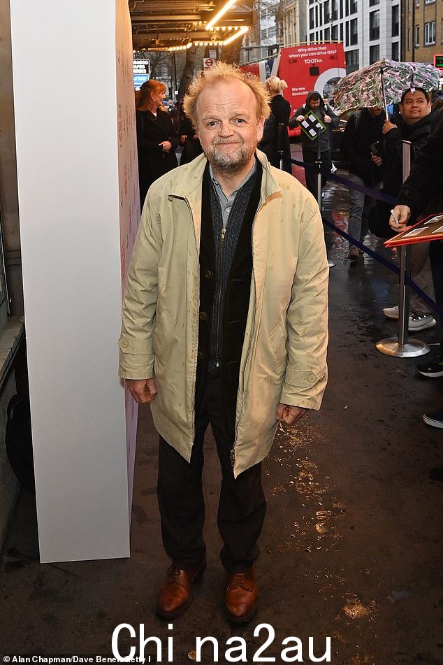 托比·琼斯 (Toby Jones) 也在新闻发布会上被发现,他穿着厚厚的衣服来抵御英国的寒流。这位 57 岁的《贝茨先生大战邮局》明星在当晚穿着一件奶油色风衣、两件羊毛衫和一件衬衫,以一身明智的装扮出场