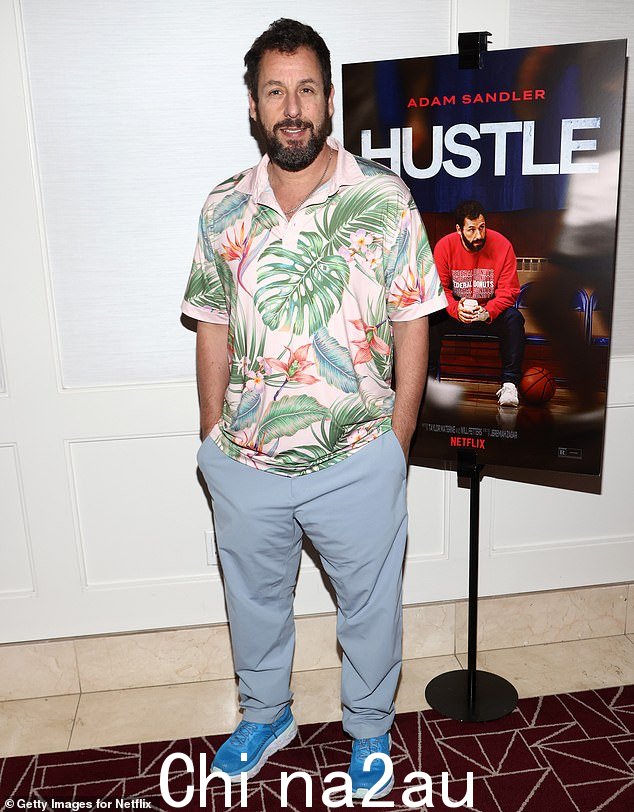 亚当·桑德勒 (Adam Sandler) 向已故喜剧演员乔·弗莱厄蒂 (Joe Flaherty) 于 4 月 1 日去世,享年 82 岁表示衷心敬意;上映时间为 2022 年