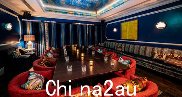 两人在时髦的梅菲尔餐厅 Bagatelle 用餐(如图)