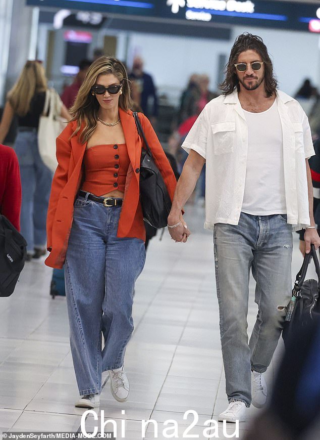 黛尔塔·古德莱姆 (Delta Goodrem) 周三被发现与未婚夫马特·科普利 (Matt Copley) 一起抵达悉尼机场,展现出恩爱的样子。两人合照