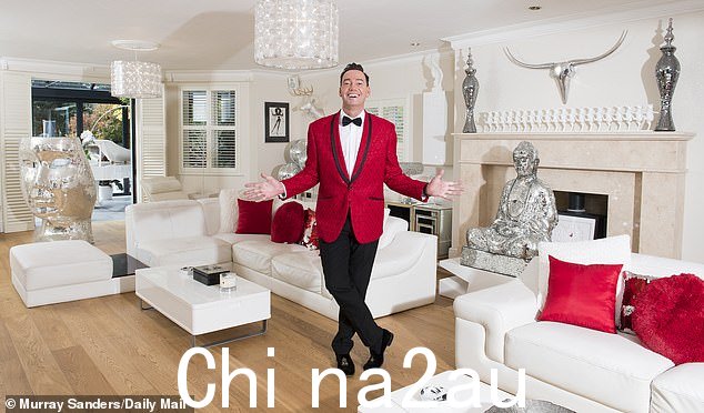 我只是一个乡下男孩:真正的明星克雷格·雷维尔·霍伍德在他价值 180 万英镑的豪宅中