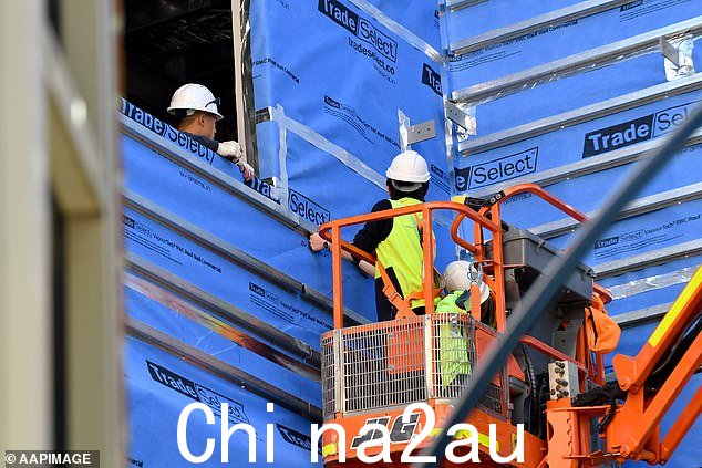 一名建筑工人在建筑工地坠落两米多后死亡,引发类似事件激增的警告(如图,悉尼建筑工人)