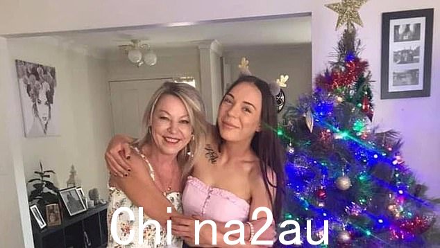 Joanne Perry(左)和她的女儿 Carly Pirronelli(右)在圣诞节时合影