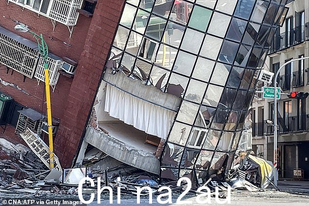 台湾中央通讯社 (CNA) 于 2024 年 4 月 3 日拍摄的这张照片显示了台湾东部发生大地震后花莲的一座受损建筑