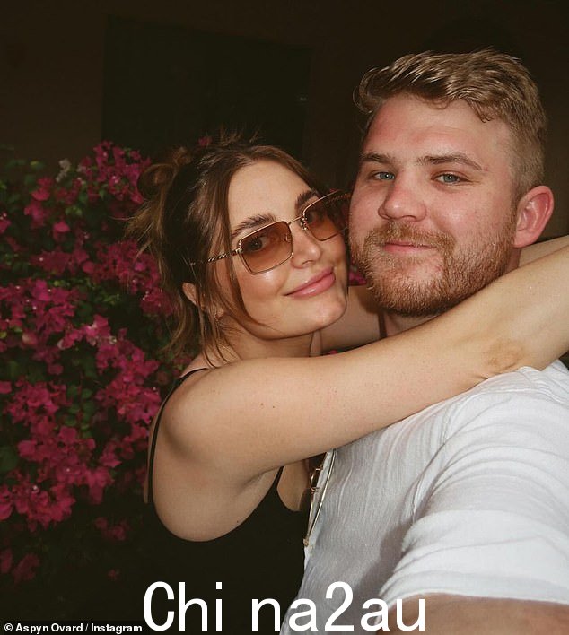 27 岁的 Aspyn Ovard 于周一正式申请与结婚八年的丈夫 Parker Ferris 离婚,同一天她宣布了他们的第三个孩子的出生