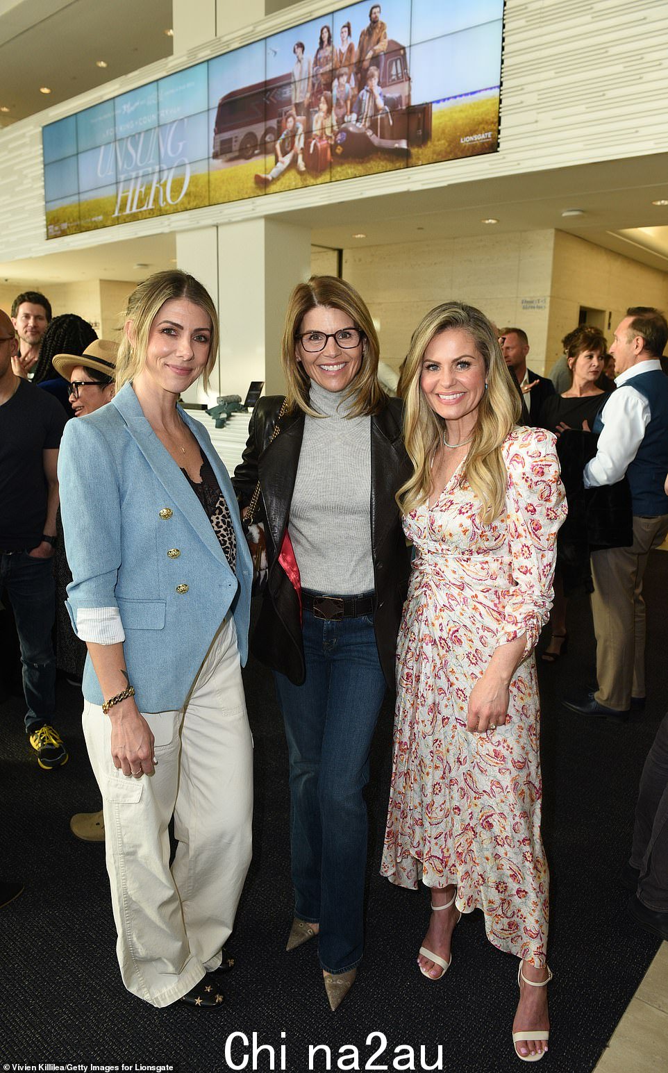 Candace Cameron Bure(右)邀请 Bob Saget 的遗孀 Kelly Rizzo(左)和她的前《欢乐满屋》联合主演 Lori Loughlin(中)参加朋友和家人放映她的新片《无名英雄》周二在圣莫尼卡