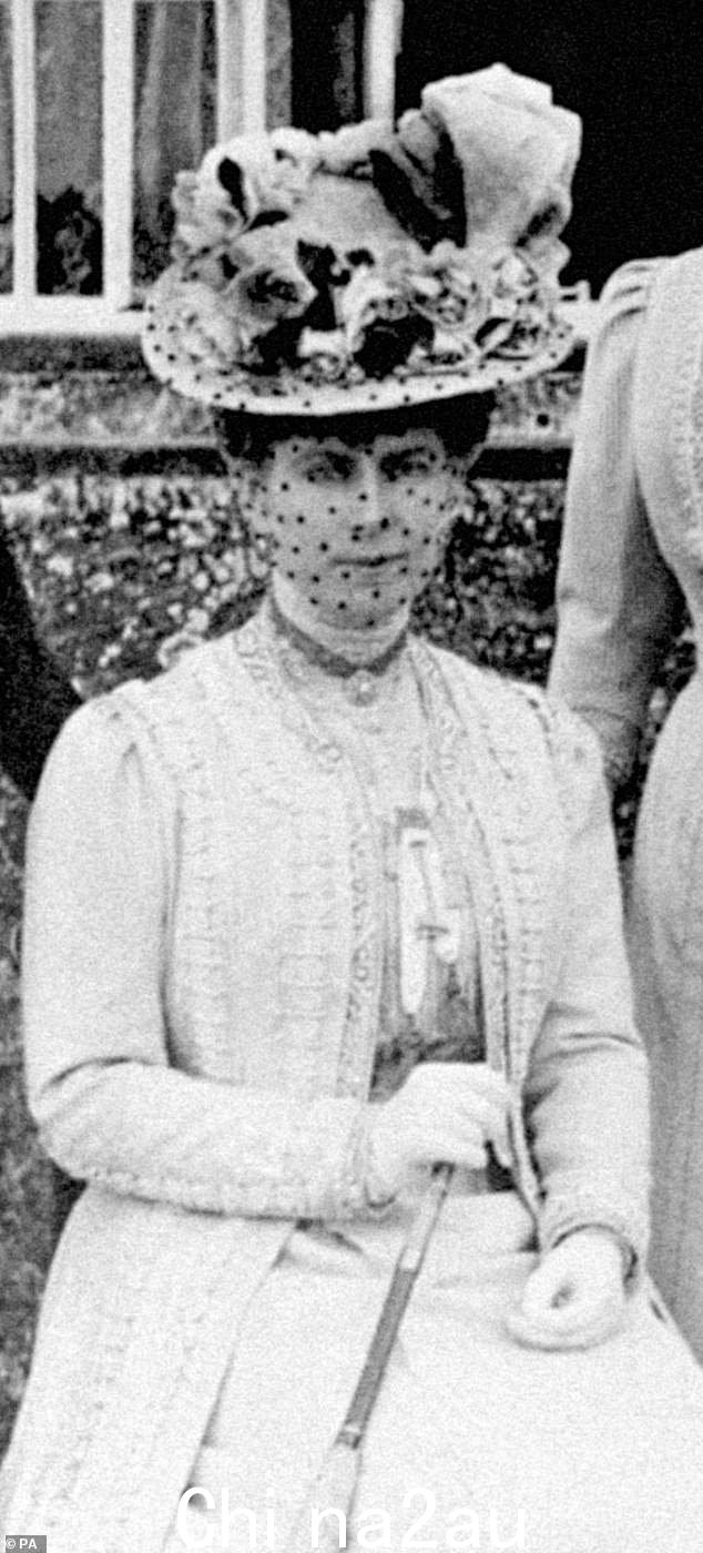 1909 年,泰克女王玛丽在赛艇比赛中佩戴胸针