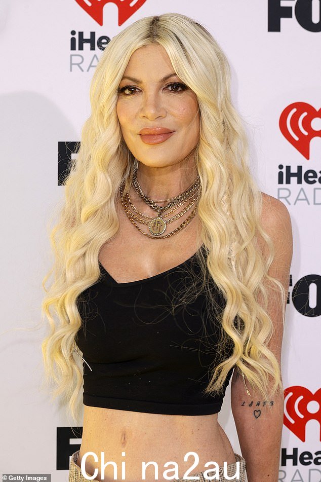 这是她自与分居丈夫 Dean McDermott(57 岁)提出离婚以来首次公开露面