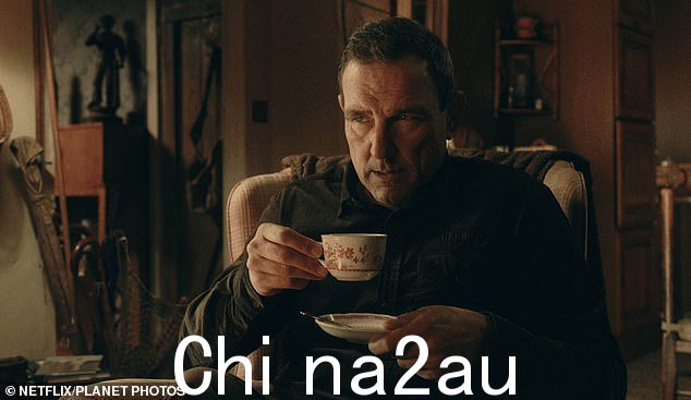 Vinnie 最近出演了盖·里奇 (Guy Ritchie) 的新 Netflix 连续剧《绅士》(如图所示)