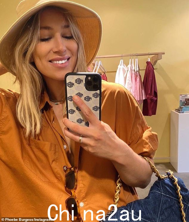 Phoebe Burgess 使用 The Daily Edited 手机壳对着镜子自拍