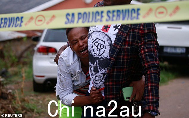 几分钟之内,九名帮派成员死亡,他们的家人被迫辨认尸体