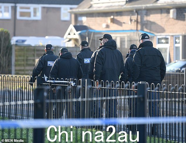 Fosbrook 后来声称,他担心自己和妹妹的安全,因为 Tower 先生不顾警方的警告,坚持多次返回该地址。图为:12 月 17 日现场的警察