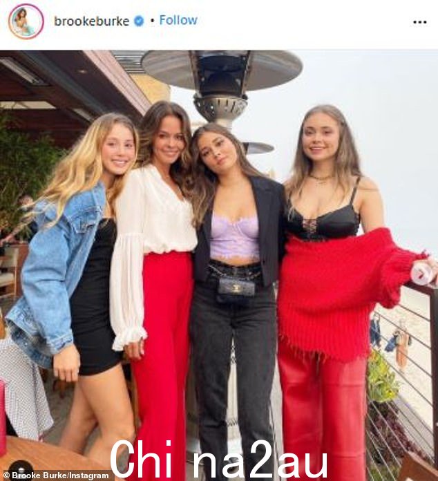 伯克与费舍尔分享了她的第二个女儿,以及她最大的孩子,23 岁的尼利亚 (Neriah)。这位电视名人与她的第一任配偶于 2000 年结婚,并于 2005 年离婚