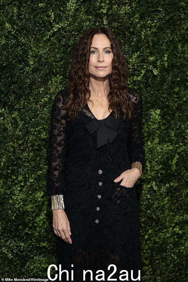 Minnie Driver 描述了制片人如何不允许她在 1998 年的电影《狂雨》中穿潜水衣,因为“他们想看到她的乳头”(2 月拍摄)