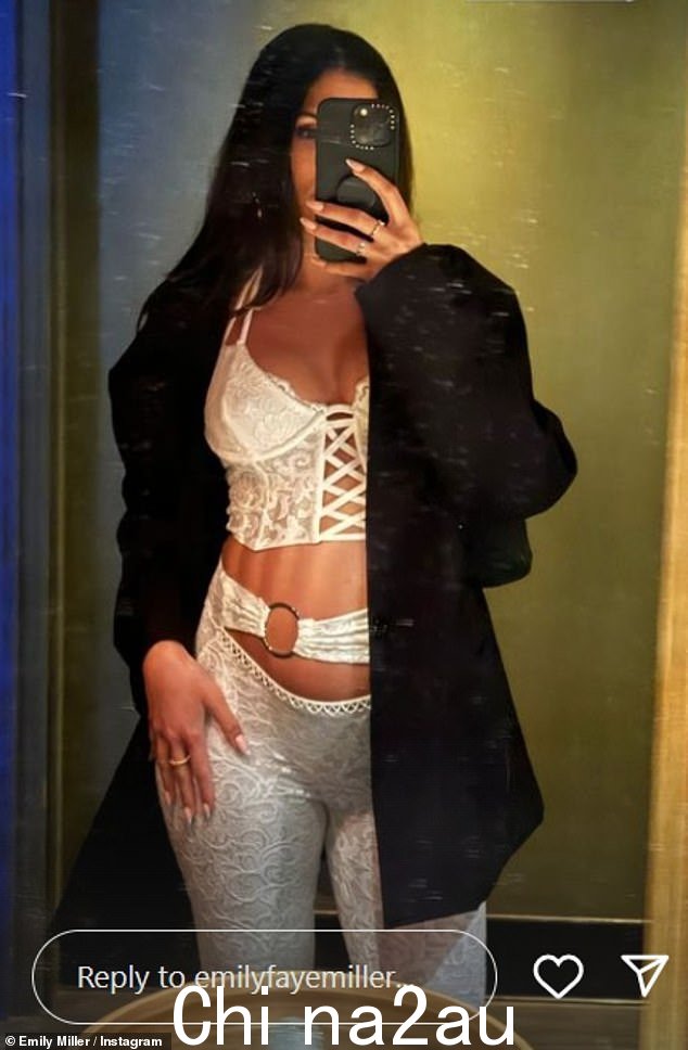 艾米丽·米勒 (Emily Miller) 周三在洛杉矶奢华度假期间在 Instagram 上摆姿势,穿着白色蕾丝系带紧身胸衣,展示了她日益隆起的肚子