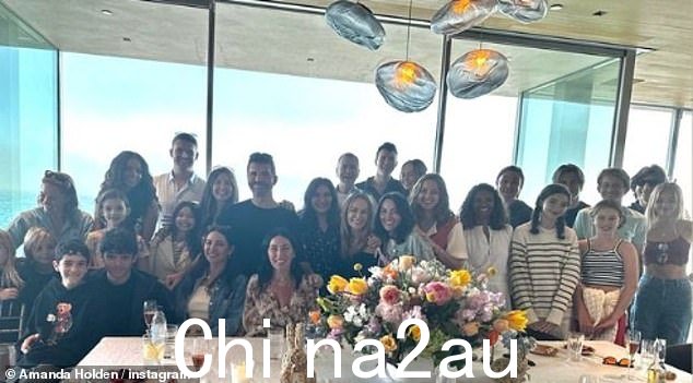 Simon, Lauren and Terri also celebrated the holiday去年,阿曼达·霍顿 (Amanda Holden) 与三人组分享了她复活节周末的照片,这一点被透露了