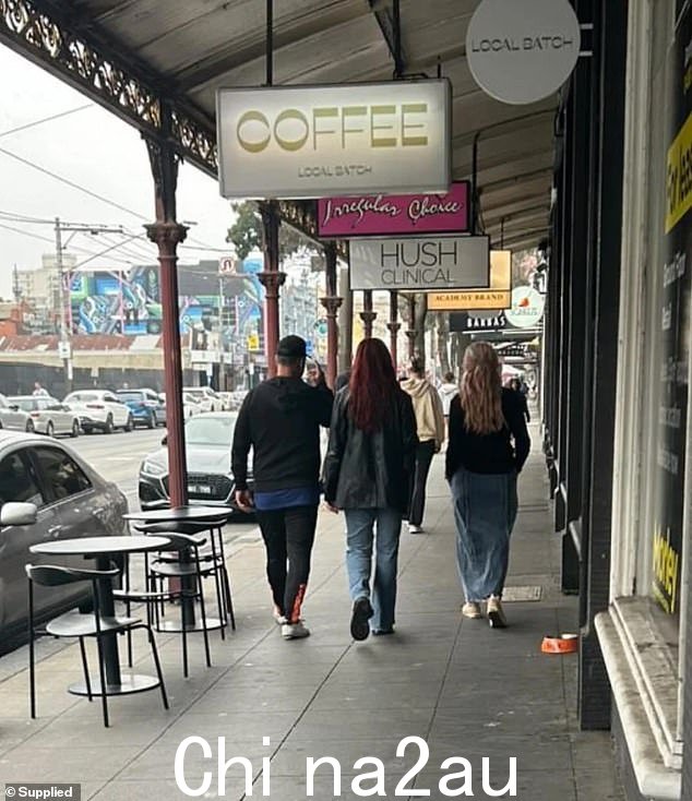 雅虎获得的一张图片显示两人上周在墨尔本 Chapel St 购物