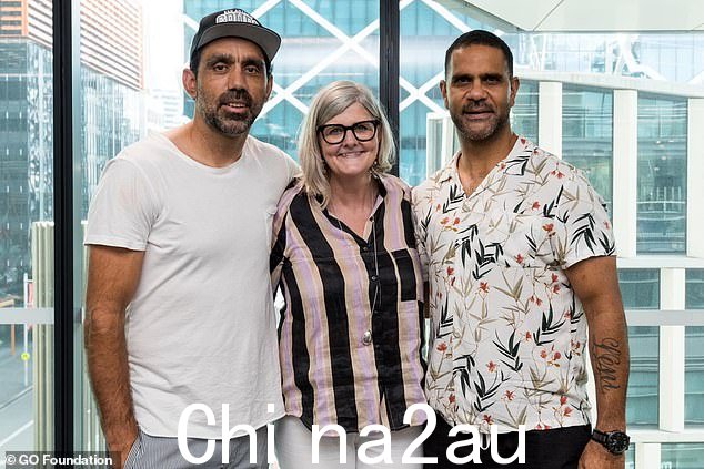 Mostyn 女士(与 Adam Goodes 和 Michael O'Laughlin 合影)承认,她“一想到我对澳大利亚的看法就感到震惊”伴随着库克船长的故事长大,没有提及原住民或边境战争'