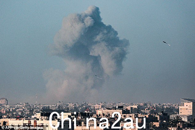 从拉法拍摄的照片显示,2024 年 4 月 3 日,以色列轰炸加沙地带南部汗尤尼斯时,风筝在城市上空飞翔,烟雾滚滚