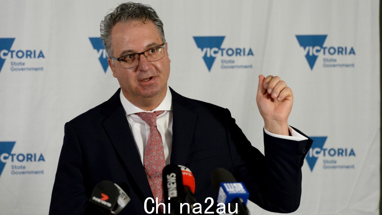 维州顶级商业机构推维多利亚州反对党领袖 John Pesutto 指责州政府“秘密”削减维多利亚州医疗保健系统的资金,并宣布维多利亚州农村和地区的患者“将遭受痛苦” .</p><p>反对党领袖发表此番言论之前,有消息称,由于艾伦政府试图控制不断膨胀的赤字,全州各地的地区医院已被命令在即将出台的州预算之前削减成本。</p><p> ><p>《先驱太阳报》周四披露的泄露的内部简报文件显示,财政部已向维州所有 76 个卫生服务机构发出指令,指示他们实施财务管理改进计划,其中一些服务机构被勒令寻找数百万美元</p><p>与此同时,艾伦政府也在考虑强制合并,将医疗服务机构的数量从 76 个减少到 12 个。</p><img class=