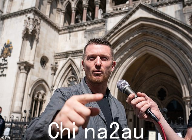 汤米·罗宾逊于 2022 年离开伦敦皇家法院时发表讲话