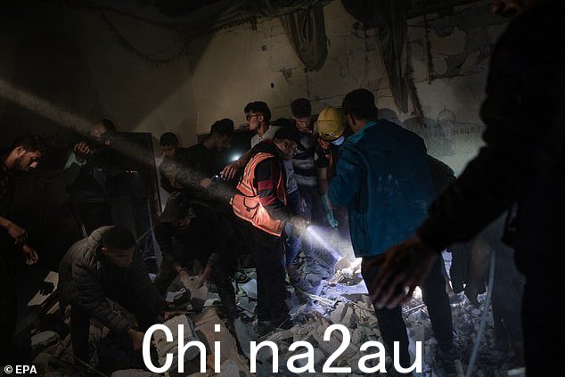 2024 年 4 月 4 日以色列空袭加沙南部拉法难民营后,巴勒斯坦人在房屋废墟下寻找失踪人员
