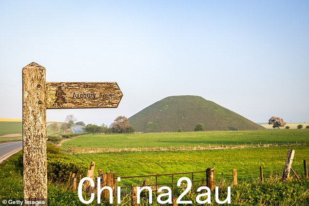 这里有 20 条英国最好的步道,长度从几英里到十几英里不等,景色壮观 — 正如在通往威尔特郡埃夫伯里的小路上所见,如图所示