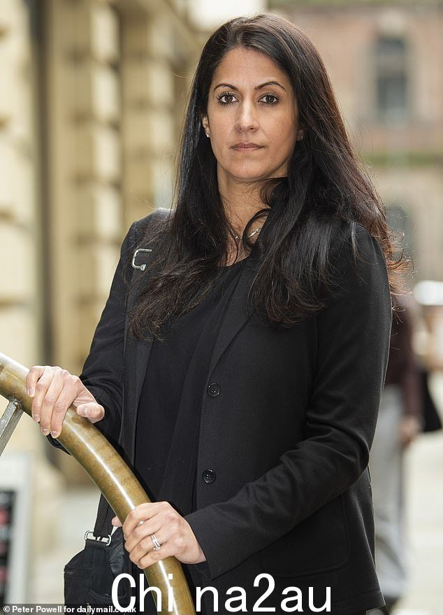 他的妻子 Shivani Tanna 博士在审讯中表示,她必须亲自检查他的观察结果和体液来维持他的生命,并补充说,当她在重症监护室看到他时,她崩溃了。 =