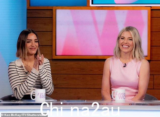 Frankie 的假期到来了,她与前 The Saturdays 乐队成员 Mollie King 重聚,后者作为嘉宾出现在《Loose Women》节目中(如图)