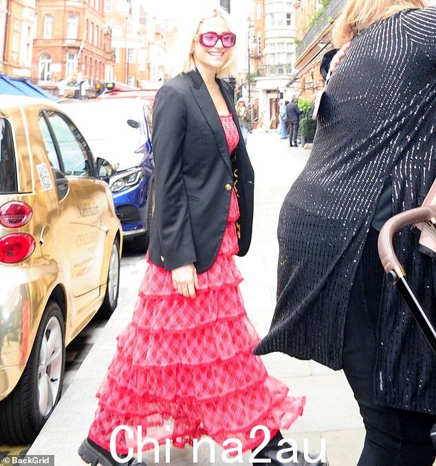 皮克西·洛特 (Pixie Lott) 周四前往伦敦 Scott's 餐厅吃午餐,庆祝她母亲贝弗利 (Beverley) 的生日,展示了自己的风格