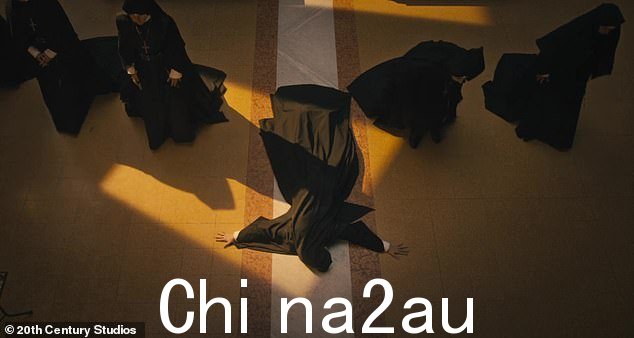 反向播放,可以看到修女躺在地板上祈祷