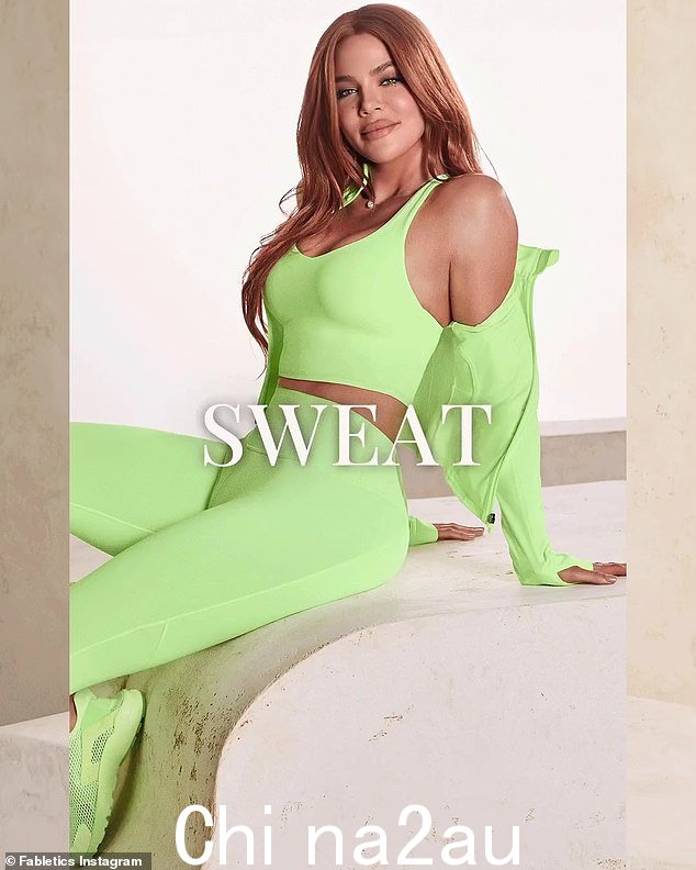 她还穿着 Fabletics 的霓虹绿背心、打底裤和夹克