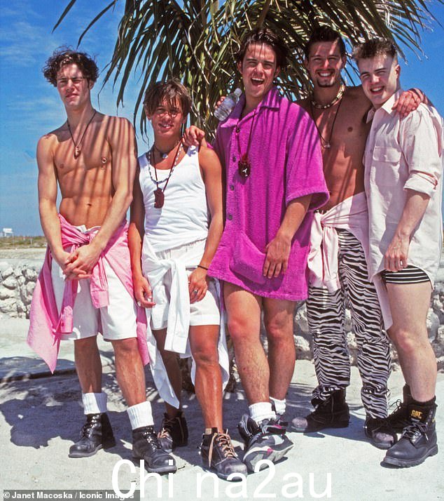 乐队最初由 Mark Owen、Howard Donald、Robbie Williams、Gary Barlow 和 Jason Orange 组成
