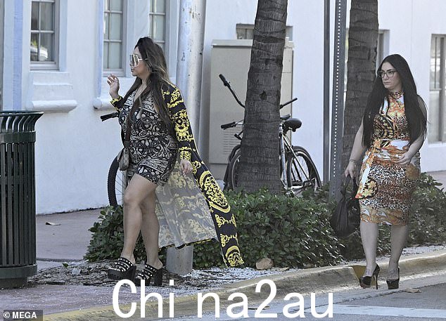 演员目前正在迈阿密拍摄,当天晚些时候有人看到登上游艇