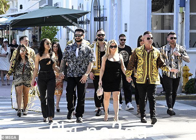 真人秀明星 Nicole 'Snooki' Polizzi、Mike 'The Situation' Sorrentino、DJ Pauly D 和 Vinny Guadagnino 身着 Versace 图案,前往设计师著名的海滩豪宅
