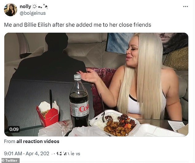 Billie 的另一位密友分享了一张女人和一个人的纸板剪纸一起吃饭的照片,并写道:“在她将我添加为她的密友后,我和 Billie Eilish”