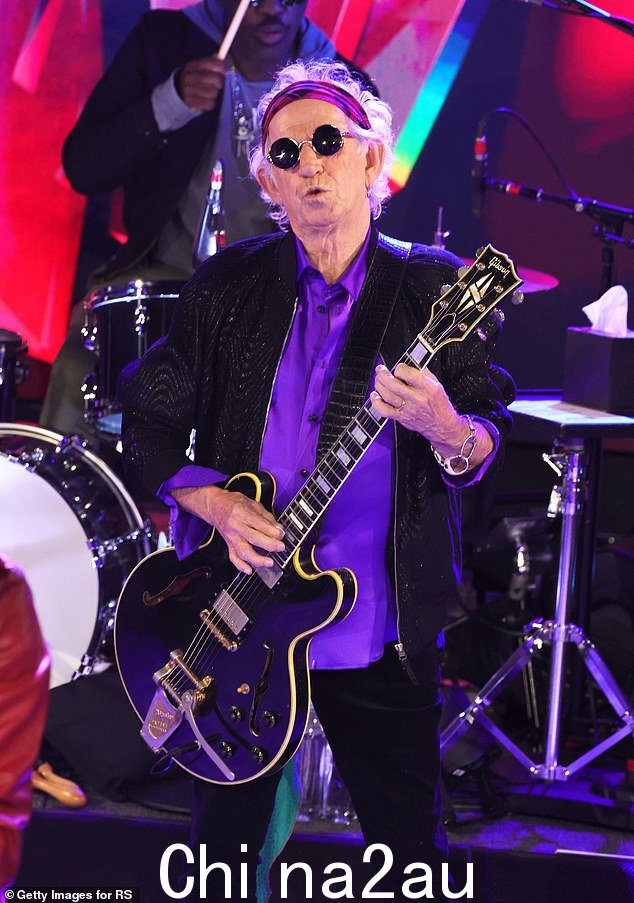 Keith Richards,主音吉他手兼乐队创作二人组之一,去年 10 月在 Racket NYC 举办的最新专辑 Hackney Diamonds 惊喜庆祝活动中